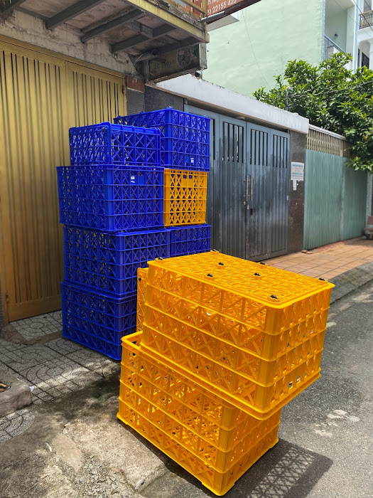 Sóng hở có 8 bánh xe đựng hàng trong kho sản xuất